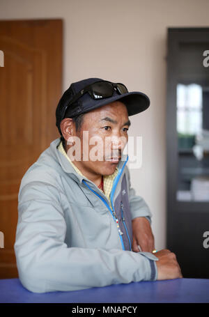 23 März 2018, Nepal, Kathmandu: Der 47-jährige Bergführer Kami Rita Sherpa saß in seinem Büro. Foto: Deepak Adhikari/-/dpa Stockfoto