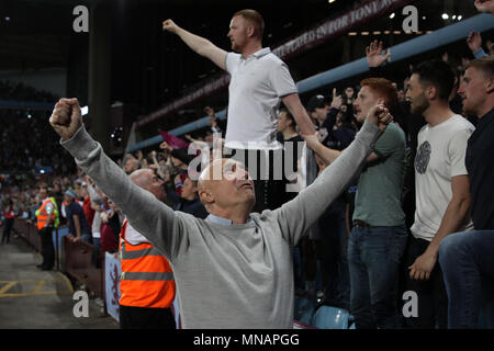 Birmingham, Großbritannien. 15. Mai 2018. Aston Villa Fans feiern. EFL Skybet Meisterschaft Play off Halbfinale 2 Bein übereinstimmen, Aston Villa v Middlesbrough in der Villa Park in Birmingham, Midlands am Dienstag, den 15. Mai 2018. Dieses Bild dürfen nur für redaktionelle Zwecke verwendet werden. Nur die redaktionelle Nutzung, eine Lizenz für die gewerbliche Nutzung erforderlich. Keine Verwendung in Wetten, Spiele oder einer einzelnen Verein/Liga/player Publikationen. pic von Andrew Obstgarten/Andrew Orchard sport Fotografie/Alamy leben Nachrichten Stockfoto