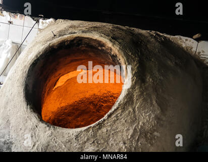 Backen das Brot im Tandoor in Manama, Bahrain Stockfoto