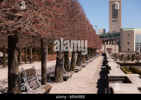 Parkbänke in einem öffentlichen Park in Niagara Falls, Ontario, Kanada. Stockfoto