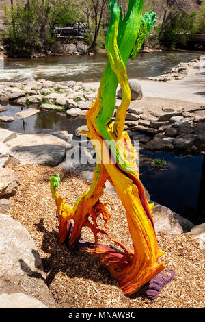 Künstler Curtis Killorn Hand malt Baum, Arkansas River; Salida, Colorado, USA Stockfoto