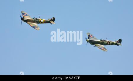 Zwei Supermarine Spitfires MH434 und N3200 im Formationsflug an shuttleworth Saison Premiere feiern das hundertjährige Jubiläum der Royal Air Force Stockfoto