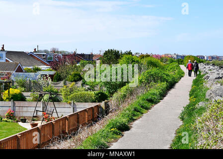 Paar mittleren Alters Fußweg entlang am Fluss Wyre Estuary bei Knott Ende, Lancashire, Großbritannien Stockfoto