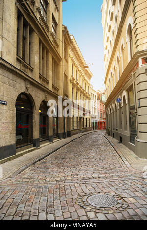 Riga, Lettland. Maza Smilsu iela Straße in Riga. Engen mittelalterlichen Straße mit Kopfsteinpflaster in der Altstadt von Riga mit Wohnhäusern. Stockfoto