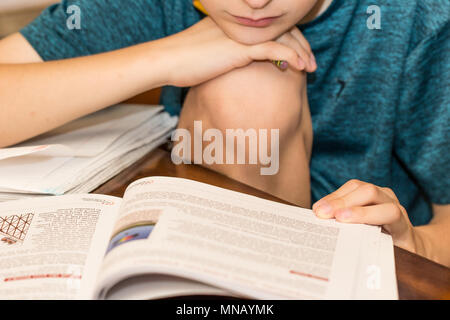 Boy Hausaufgaben Stockfoto