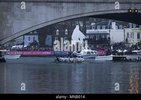 Mannschaft der Männer von der Cambridge University Boat Club feiern Sie Ihr Boot Rennen auf der Themse in London am 24. März 2018. Stockfoto