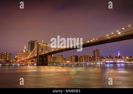 Brooklyn Bridge über den Hudson River in New York City bei Sonnenuntergang. Stockfoto
