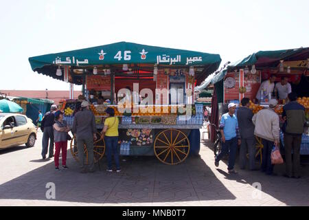 Ein Orangensaft in Jemaa el-Fnaa, Marrakesch, Marokko Abschaltdruck Stockfoto