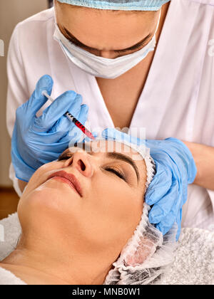 Dermal Filler Lippen der Frau im Wellness-Salon mit Kosmetikerin. Stockfoto