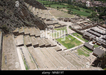 Die abgestufte Stein Tiers über Ollantaytambo, die Form der wunderschönen Berglandschaft des Bezirks von Machu Picchu in Peru Stockfoto