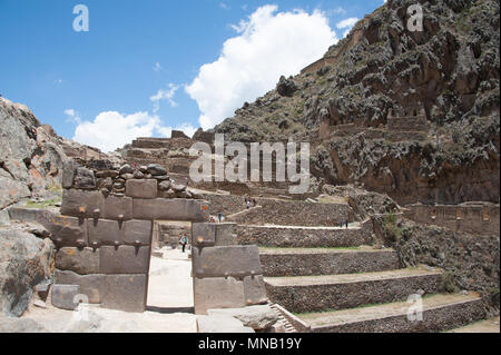 Die abgestufte Stein Tiers über Ollantaytambo, die Form der wunderschönen Berglandschaft des Bezirks von Machu Picchu in Peru Stockfoto