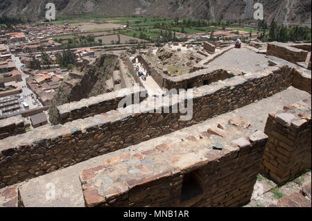 Die steinerne Ruinen über Ollantaytambo, die Form nur eine der schönsten Gebirgslandschaften der Bezirk von Machu Picchu in Peru Stockfoto