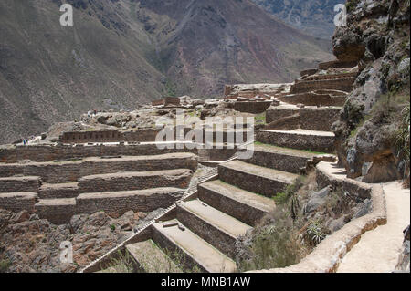 Die abgestufte Stein Tiers über Ollantaytambo, die Form der wunderschönen Berglandschaft des Bezirks von Machu Picchu in Peru Stockfoto