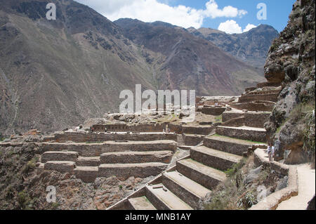 Die abgestufte Stein Tiers über Ollantaytambo, die Form der wunderschönen Berglandschaft des Bezirks von Machu Picchu in Peru Stockfoto