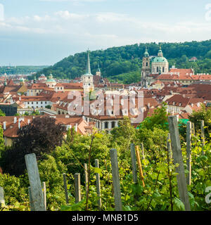 Blick von der Burg über Prag mit dem St Nicholas Glockenturm auf der rechten, Tschechische Republik Stockfoto