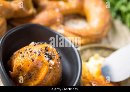 Mangalica Streichfett mit hausgemachten bayerischen Brezel Stockfoto