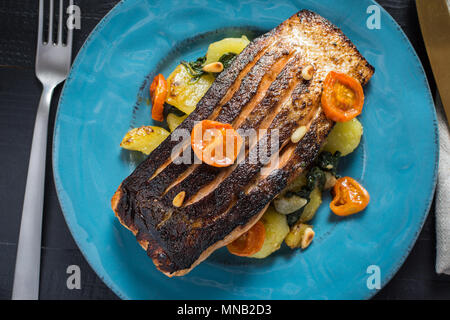 Frisch gegrillter Lachs mit Gemüse auf blauen Platte. Gesunde Mahlzeit Konzept. Stockfoto