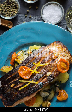 Frisch gegrillter Lachs mit Gemüse auf blauen Platte. Gesunde Mahlzeit Konzept. Stockfoto