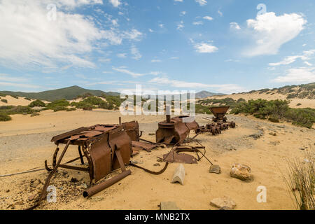 Alte und rostige meine Karren in der open air auf dem Sand in Sardinien. Ingortosu ist meine. Cagliari, Cagliari Stockfoto