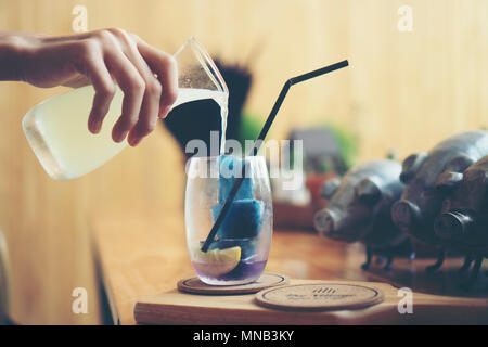 Blau Kraut und Zitrone Wasser mit Eis Stockfoto
