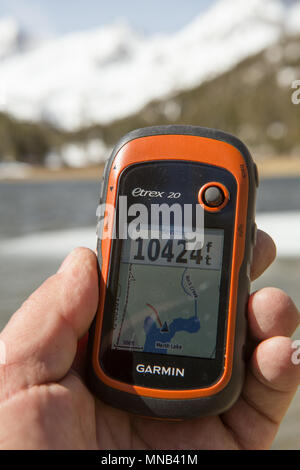 Das GPS-Gerät von Garmin verwendet, das auf dem Rock den kleinen Seen Trail in der östlichen Sierra Nevada, Kalifornien, USA Stockfoto