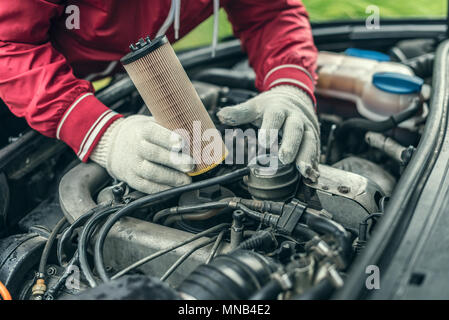 Der automechaniker ersetzt Ölfilter des Autos. Stockfoto