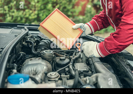 Der automechaniker ersetzt Luftfilter. Stockfoto