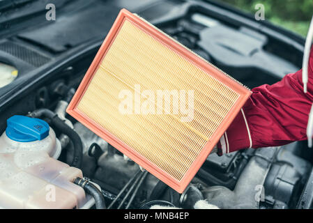 Der automechaniker ersetzt Luftfilter. Stockfoto