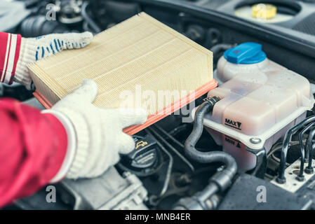 Der automechaniker ersetzt Luftfilter. Stockfoto