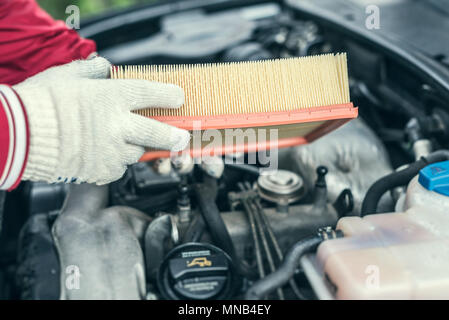 Der automechaniker ersetzt Luftfilter. Stockfoto