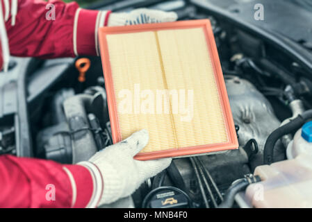 Der automechaniker ersetzt Luftfilter. Stockfoto