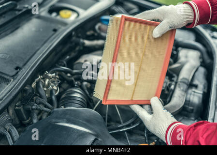 Der automechaniker ersetzt Luftfilter. Stockfoto