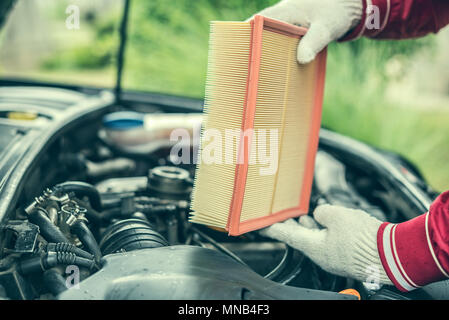 Der automechaniker ersetzt Luftfilter. Stockfoto