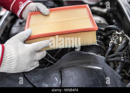 Der automechaniker ersetzt Luftfilter. Stockfoto