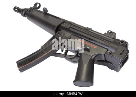 Maschinenpistole MP5 isoliert auf weißem Stockfoto
