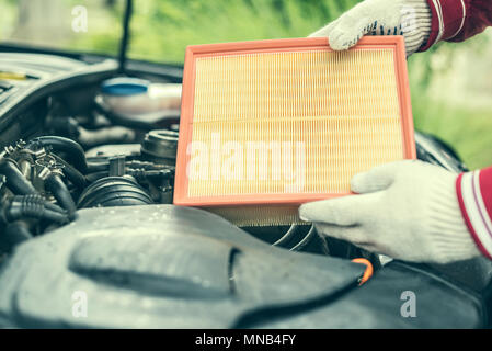 Der automechaniker ersetzt Luftfilter. Stockfoto