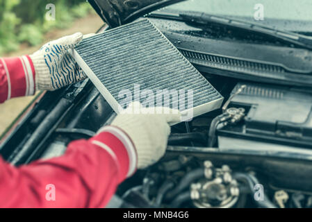 Der automechaniker ersetzt filter Innenraum des Autos. Stockfoto