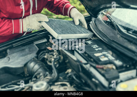 Der automechaniker ersetzt filter Innenraum des Autos. Stockfoto