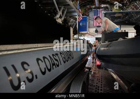 Us Air Force Piloten für die 46 Antenne Anschluss Squadron (APS) in Dover Air Force Base, Del, Marschall in einem US-Küstenwache Boot an MacDill Air Force Base, Fla., 28.02.2018, vergeben. Die 46 APS geladen zwei transportable port security Boote in eine C-17 Globemaster III während der Patriot training Sands. (U.S. Air Force Stockfoto