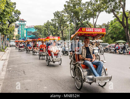 Anbieter, rikschas Radtouren und das Leben auf der Straße Hanoi Vietnam Stockfoto