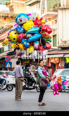 Ballon Verkäufer auf den Straßen von Hanoi Vietnam Stockfoto