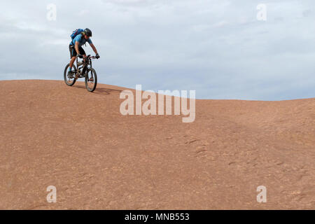 Biker Riding Downhill der berühmten Slickrock Trail, Moab, USA Stockfoto