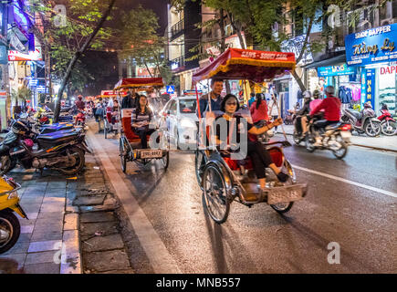 Anbieter, rikschas Radtouren und das Leben auf der Straße Hanoi Vietnam Stockfoto