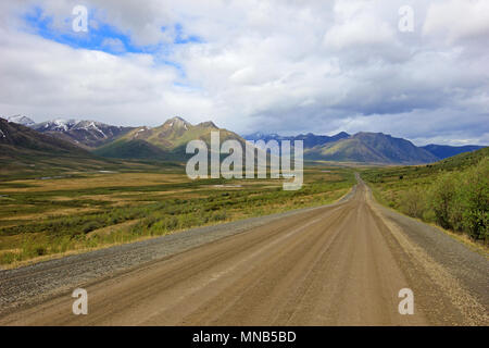 Endlose Dempster Highway in der Nähe des Polarkreises, Kanada Stockfoto