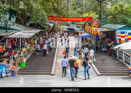 Ständen vor Ort der Thien Tru Pagode wie Menschen ihren Weg bis zur Seilbahn machen oder Stufen hinauf zum wichtigsten buddhistischen Tempel auf Parfüm Pogoda Tour Fuß. Stockfoto