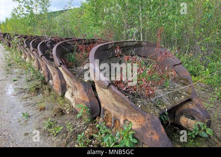 Die Reste eines historischen delelict gold Bagger auf Bonanza Creek in der Nähe von Dawson City, Kanada Stockfoto