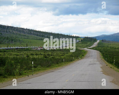 Ansicht der Dalton Highway mit Öl Pipeline führt von Valdez, Fairbanks nach Prudhoe Bay, Alaska, USA Stockfoto