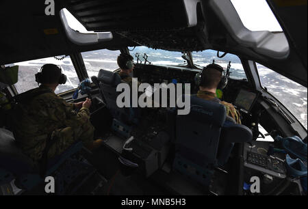 Us Air Force 1 Lt Alex Hoffman (links), 7. Airlift Squadron (AS) Pilot, und Kapitän Richard Elliot, 8. als Fluglehrer, Fliegen eine C-17 Globemaster III der Elmendorf Air Force Base, Alaska, 11. März 2018. Die Flieger auf der 62. Airlift Wing von McChord Feld, Washington, die in der Übung Arktis Pegasus vom 11. März nahmen zugeordnet 13 Betrieb bei kalter Witterung zu üben. (U.S. Air Force Stockfoto