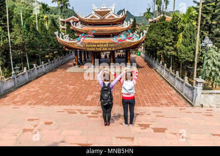 Thien Tru Pagode als Menschen ihren Weg bis zu der Seilbahn oder zu Fuß bis Schritte zum wichtigsten buddhistischen Tempel auf Parfüm Pogoda tour. Stockfoto