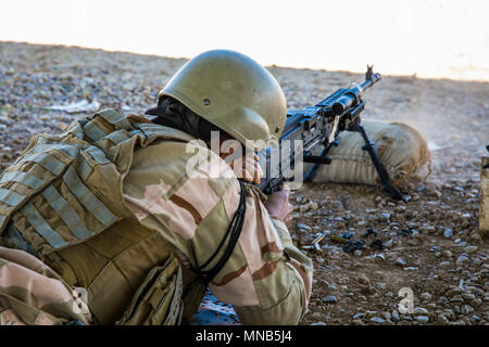 Ein irakischer Soldat 74th Brigade zugeordnet Brände ein M240B Maschinengewehr während der Qualifikation teil der schweren Waffen Training im Camp Taji, Irak, 12. März 2018. Seit 2014, Betrieb die Mitglieder lösen baseline Kapazität von mehr als 130.000 irakische Sicherheitskräfte ausgebildet ISIS innerhalb der irakischen Sicherheitskräfte zu besiegen aufgebaut haben, ist es an der Zeit diese Fähigkeiten Wiederaufleben der ISIS zu verhindern und die Stabilität innerhalb ihrer Nation zu erstellen. (U.S. Armee Stockfoto